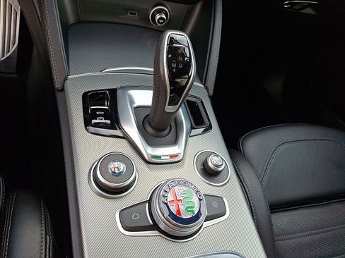 Used 2022 Alfa Romeo Stelvio Veloce image 15