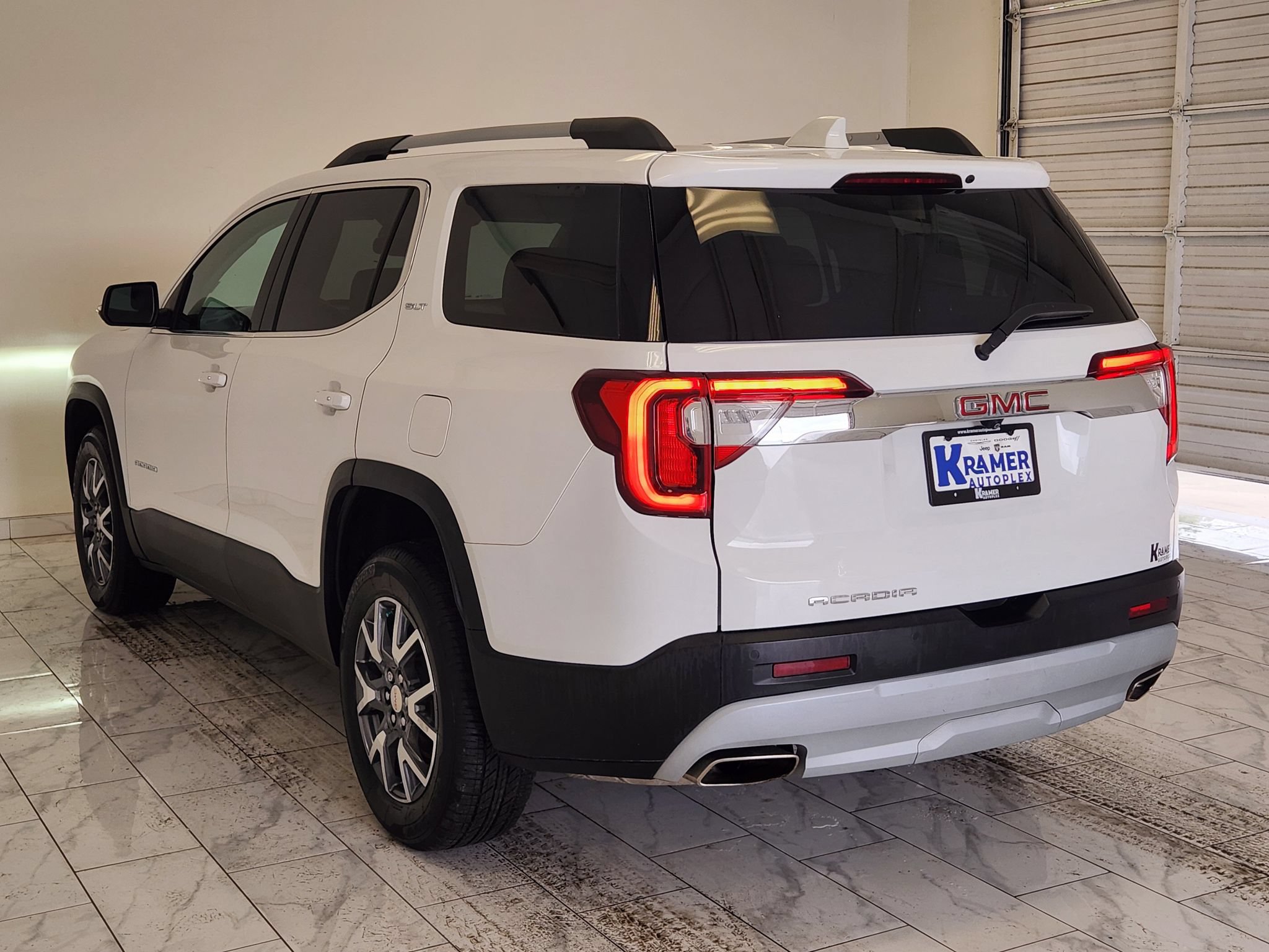 Used 2023 GMC Acadia SLT FWD image 7