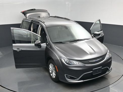 Used 2018 Chrysler Pacifica Touring Plus image 49