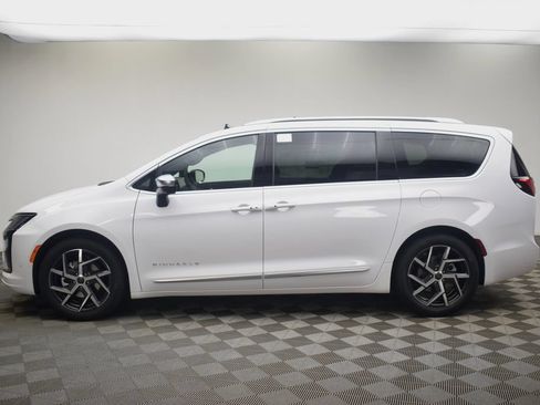 New 2027 Chrysler Pacifica Pinnacle FWD image 15