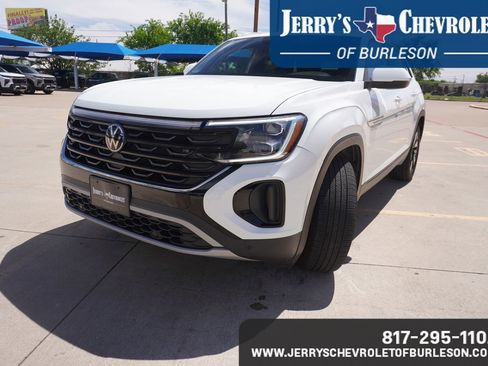 Used 2024 Volkswagen Atlas Cross Sport SE image 2