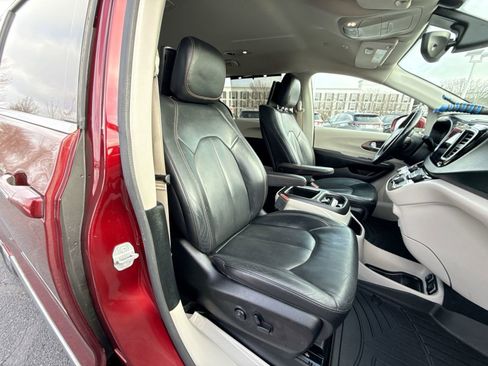 Used 2018 Chrysler Pacifica Touring-L Plus image 26