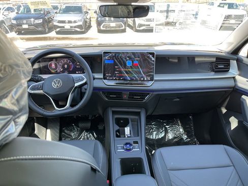 New 2025 Volkswagen Tiguan SE image 21
