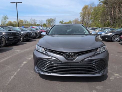 Used 2019 Toyota Camry SE FWD image 2