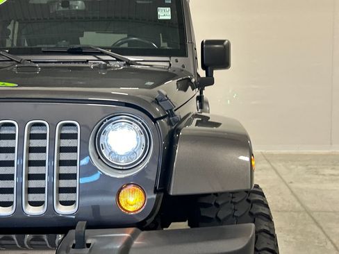 Used 2018 Jeep Wrangler Unlimited Sahara w/ Connectivity Group AWD/4WD image 10