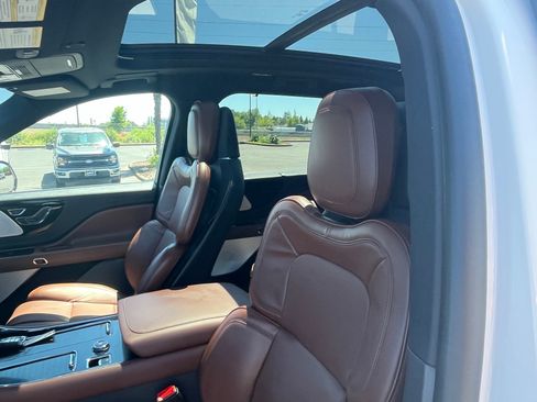 Used 2025 Lincoln Aviator Reserve w/ Luxury Package AWD/4WD image 16