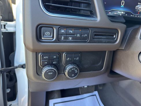 Used 2022 Chevrolet Suburban LT w/ Luxury Package image 11