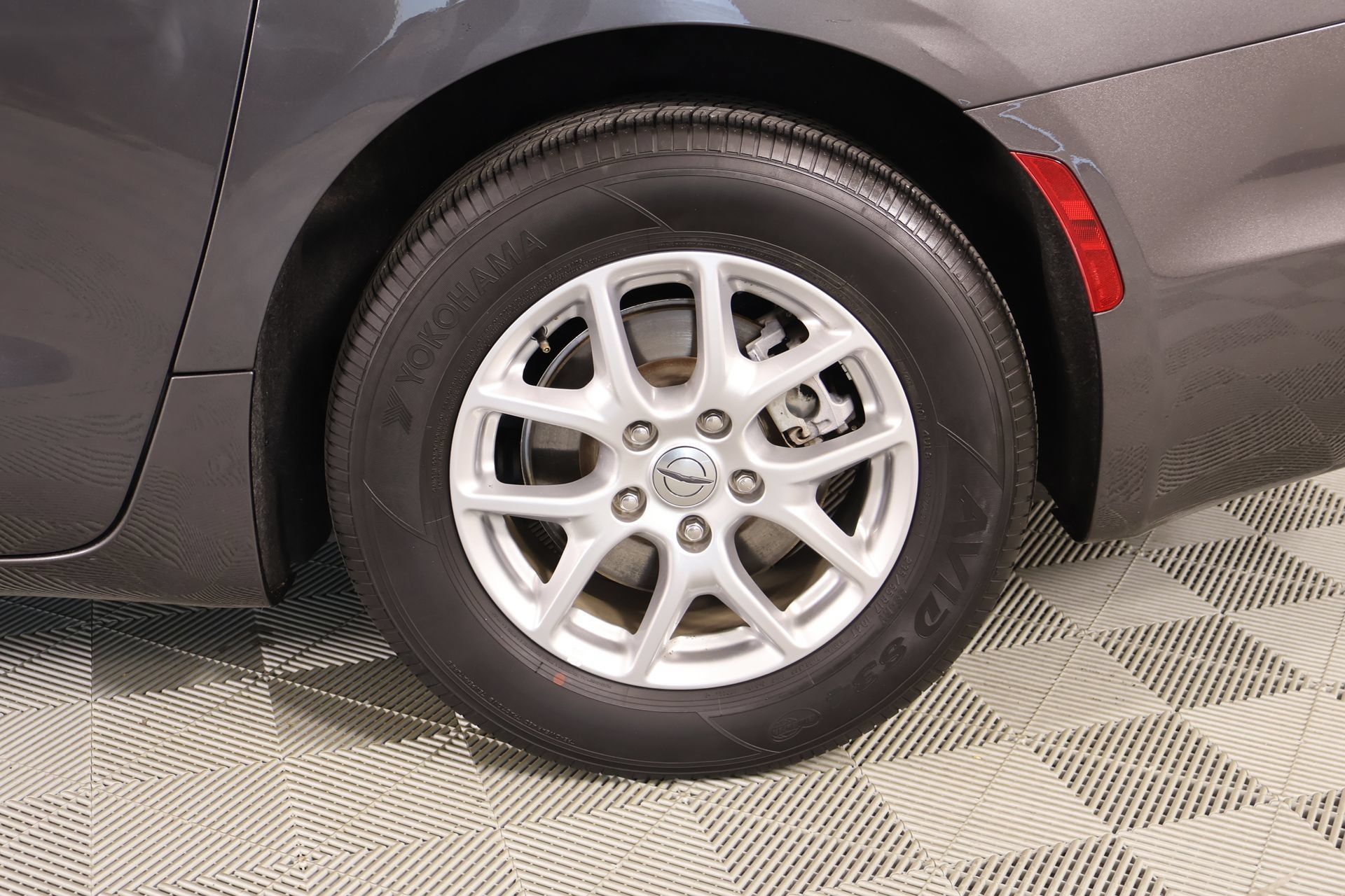 Used 2023 Chrysler Pacifica Touring-L FWD image 18