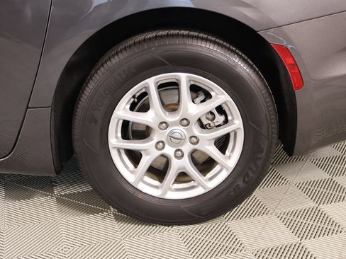 Used 2023 Chrysler Pacifica Touring-L FWD image 18