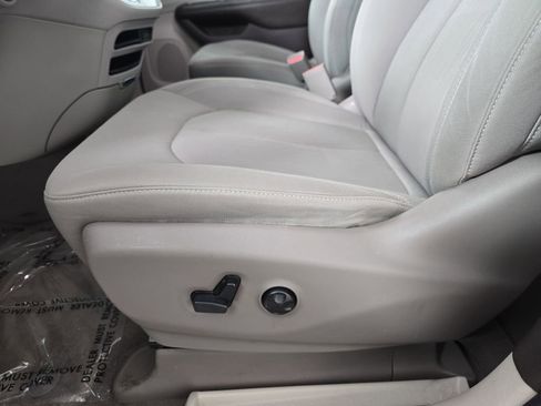 Used 2017 Chrysler Pacifica Touring w/ Tire & Wheel Group FWD image 33