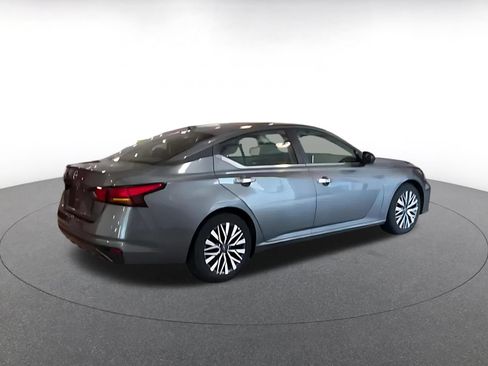 Used 2025 Nissan Altima 2.5 SV FWD image 11