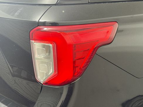 Used 2022 Ford Explorer XLT image 34