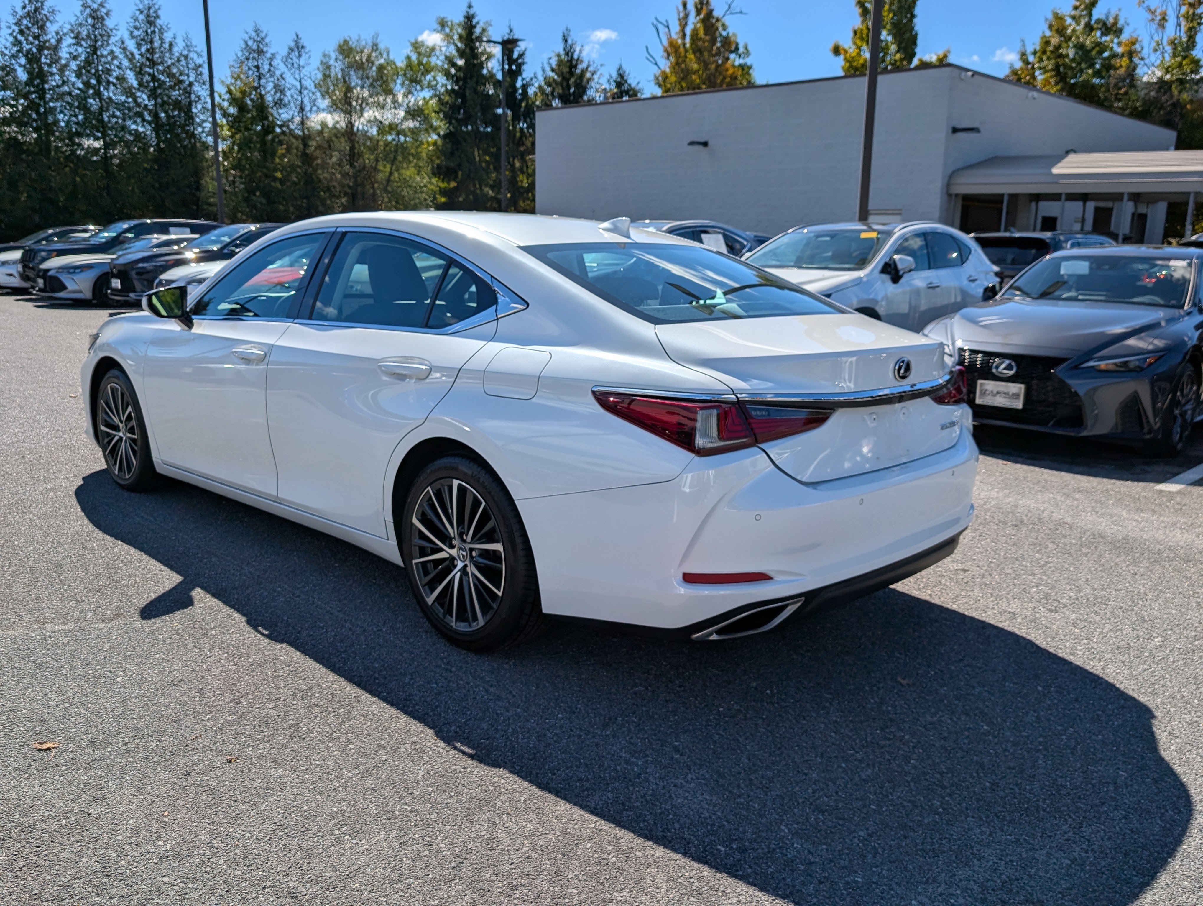 Used 2023 Lexus ES 350 w/ Premium Package FWD image 5