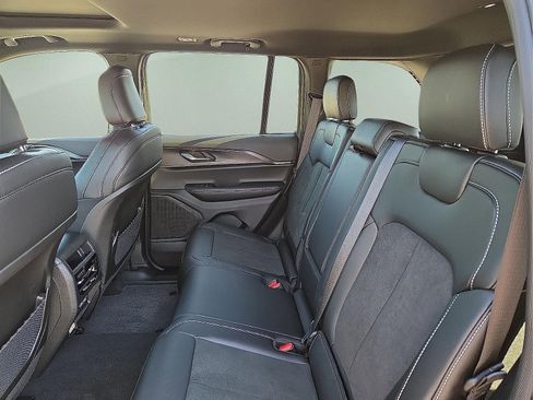 Used 2025 Jeep Grand Cherokee Altitude image 10