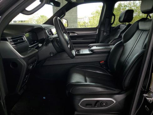 Used 2024 Jeep Wagoneer L Series II RWD image 19