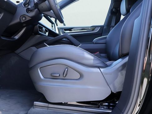 Certified 2025 Porsche Cayenne AWD/4WD image 36