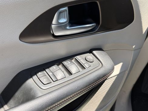 Used 2017 Chrysler Pacifica Touring-L FWD image 9