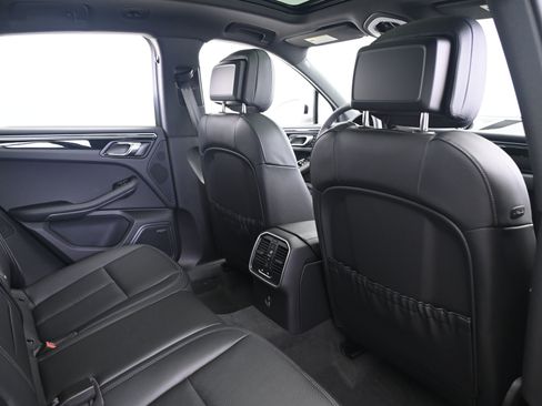 Certified 2025 Porsche Macan image 17