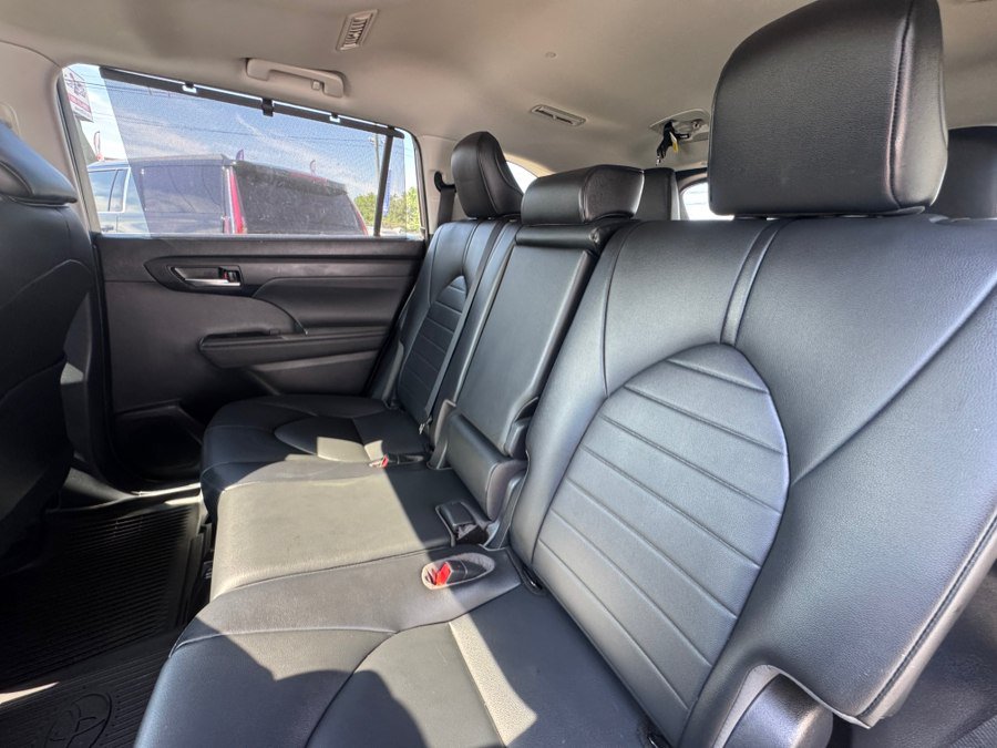 Used 2021 Toyota Highlander XLE AWD/4WD image 29