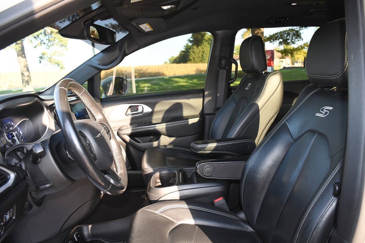 Used 2020 Chrysler Pacifica Touring-L w/ S Appearance Package FWD image 12