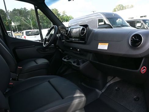 Used 2025 Mercedes-Benz Sprinter 2500 image 21