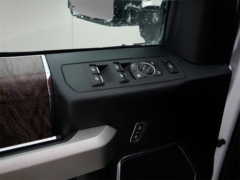 Used 2019 Ford F350 Lariat w/ Chrome Package image 16