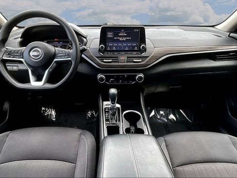Used 2024 Nissan Altima 2.5 SV FWD image 9