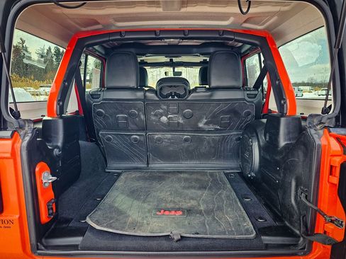 Used 2018 Jeep Wrangler Unlimited Sahara image 33