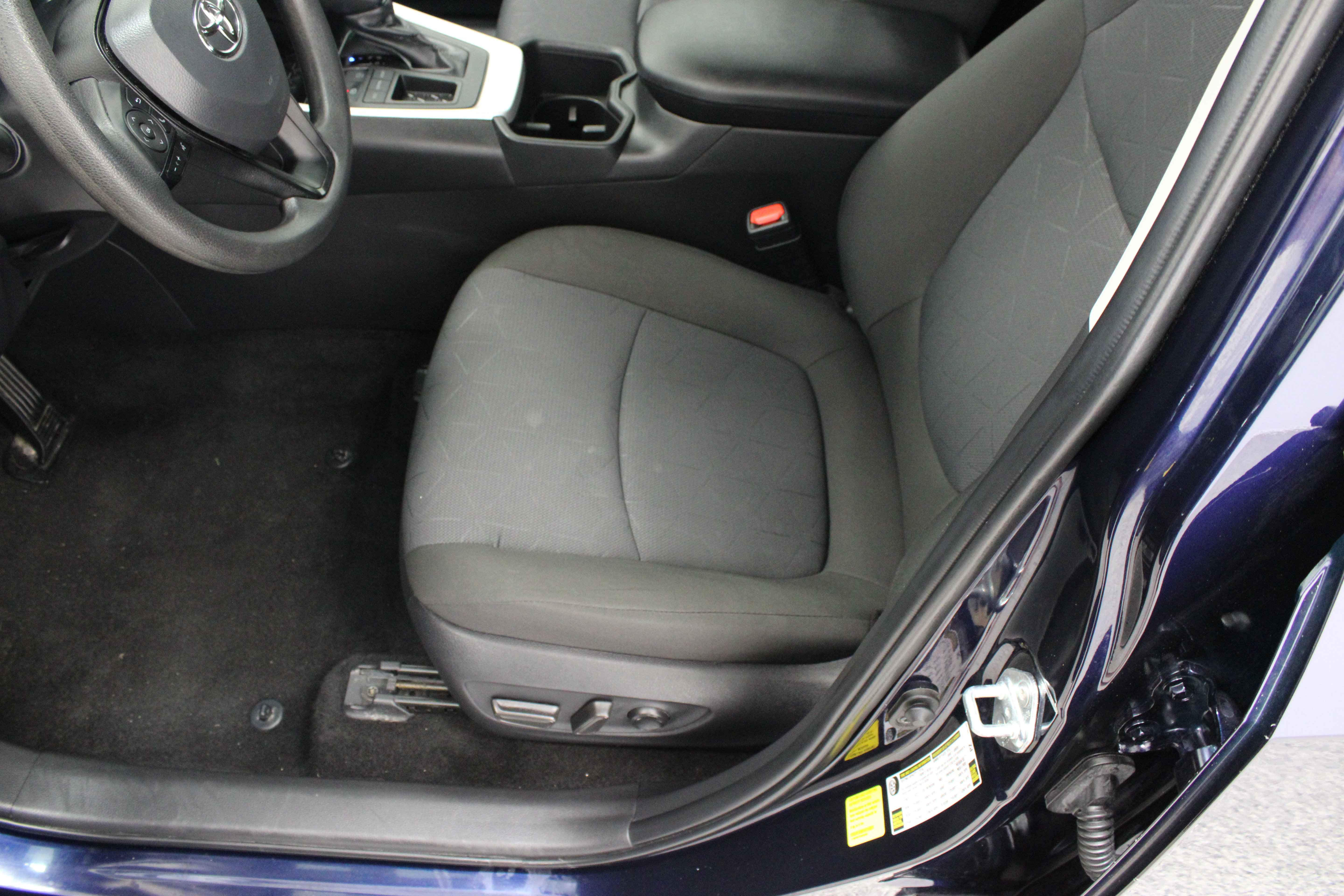 Used 2025 Toyota RAV4 XLE FWD image 15