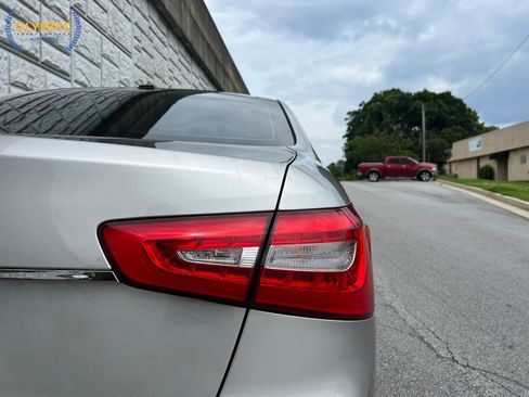 Used 2015 Kia Cadenza Premium w/ Technology Package FWD image 16