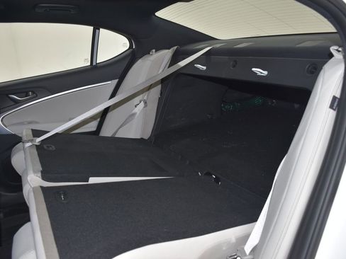 Used 2025 Genesis G70 2.5T image 26