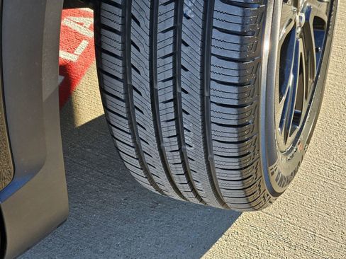 Certified 2023 GMC Acadia SLE w/ Driver Convenience Package image 14