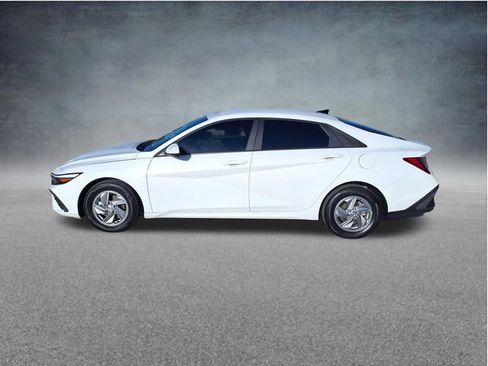 Used 2024 Hyundai Elantra SE FWD image 5