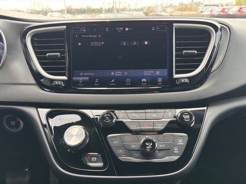 Used 2025 Chrysler Pacifica Select FWD image 27