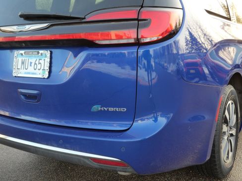 Used 2021 Chrysler Pacifica Touring-L image 17