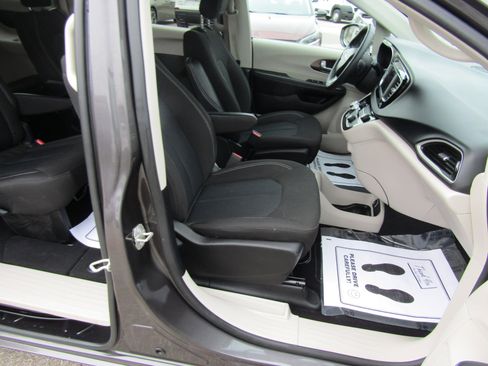 Used 2023 Chrysler Voyager LX image 17