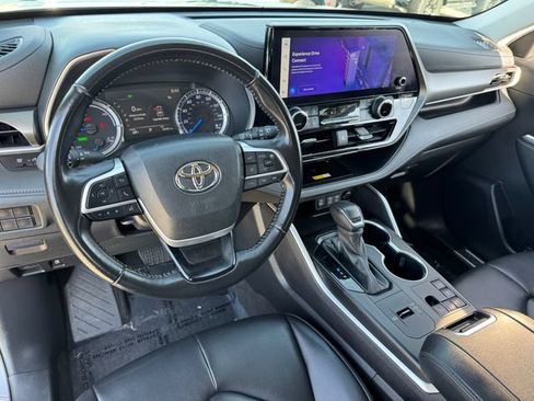 Used 2023 Toyota Highlander XLE FWD image 11