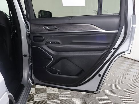 Used 2021 Jeep Grand Cherokee L Overland w/ Luxury Tech Group IV image 32