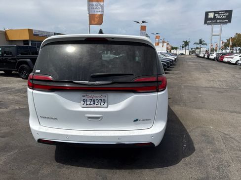 Used 2024 Chrysler Pacifica Limited FWD image 16