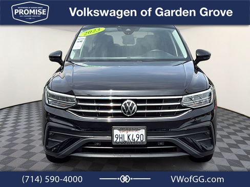 Used 2023 Volkswagen Tiguan SE w/ Panoramic Sunroof Package FWD image 3