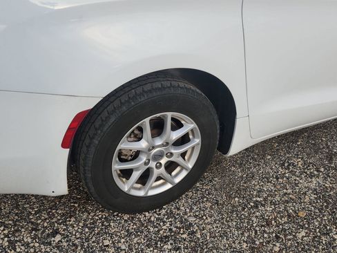 Used 2022 Chrysler Voyager LX image 5