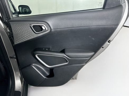 Used 2025 Kia Soul LX w/ LX Technology Package FWD image 28