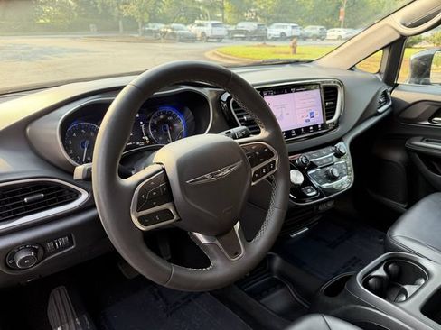 Used 2025 Chrysler Pacifica Select FWD image 13