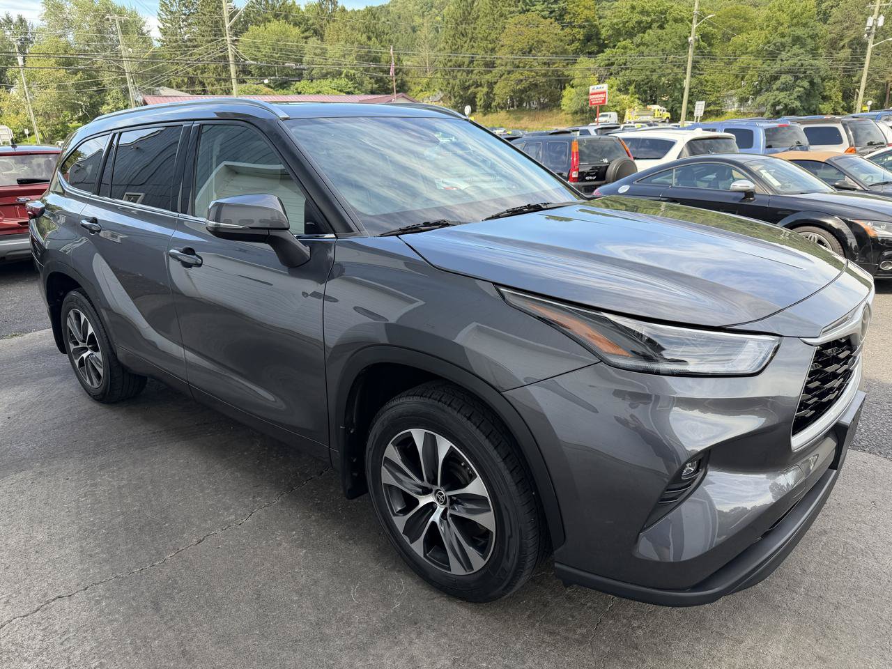 Used 2021 Toyota Highlander XLE AWD/4WD image 3