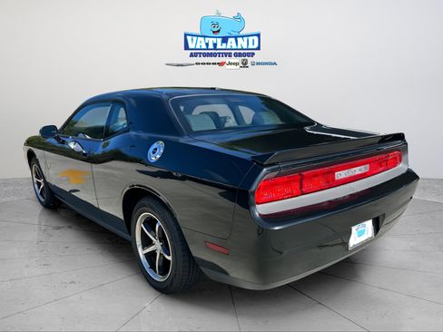 Used 2010 Dodge Challenger SE RWD image 3