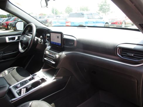 Used 2020 Ford Explorer XLT w/ Equipment Group 202A AWD/4WD image 38