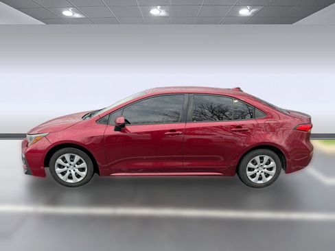 Used 2022 Toyota Corolla LE image 2