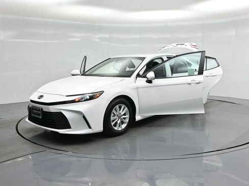 Used 2025 Toyota Camry LE FWD image 25