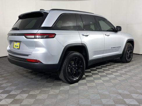 Used 2024 Jeep Grand Cherokee Altitude image 19