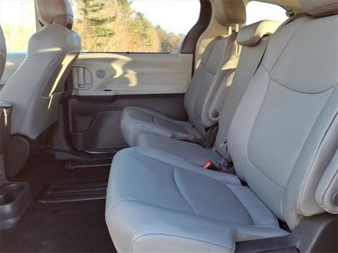 Used 2024 Toyota Sienna XLE image 12